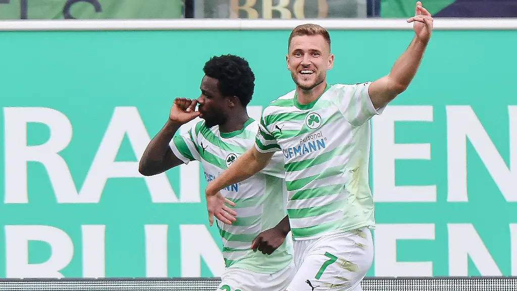 Fuerther-Freude-die-Torschuetzen-Dennis-Srbeny-und-Gideon-Jung