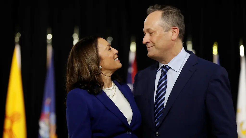 2020-08-12T220053Z-1026484962-RC2MCI9F23SU-RTRMADP-3-USA-ELECTION-BIDEN-HARRIS