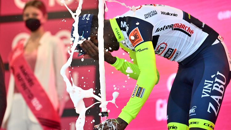 Girmay verletzt sich beim Jubeln.