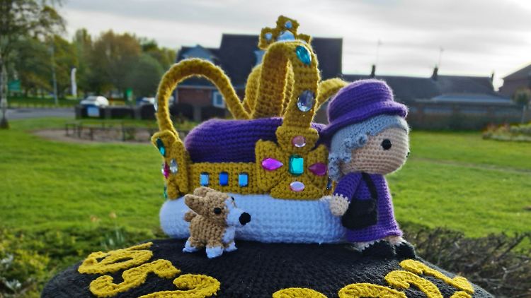 Die gehäkelte Queen und ihre Corgis.