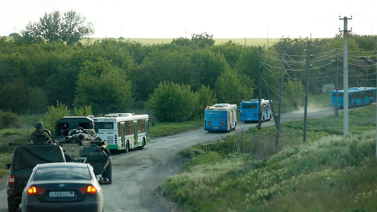 Kriegsgefangene aus dem Stahlwerk in Mariupol werden von russischen Truppen abtransportiert.