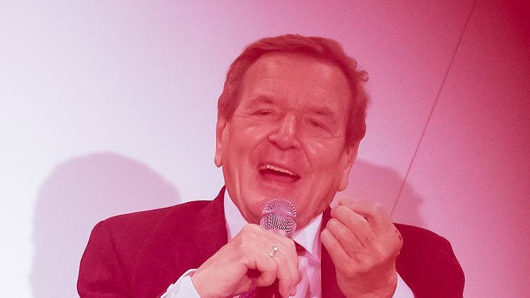 Die Bühne hätte ganz ihm gehören können. Stattdessen wurde Schröder zur tragischen Figur.