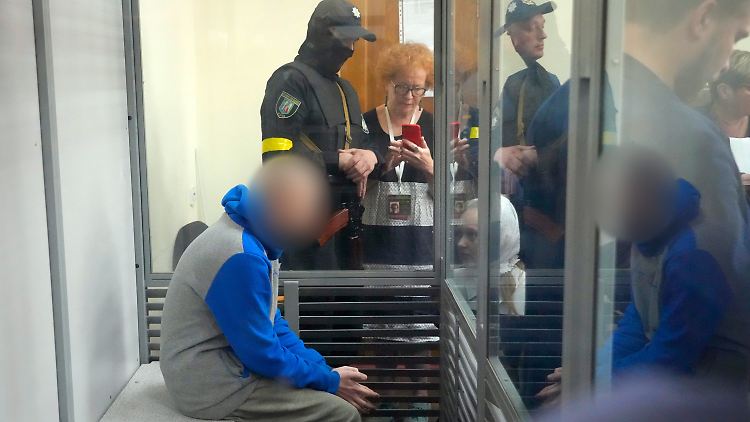 Der 21-jährige Beschuldigte blickt bei der Verlesung der Anklage zu Boden. 