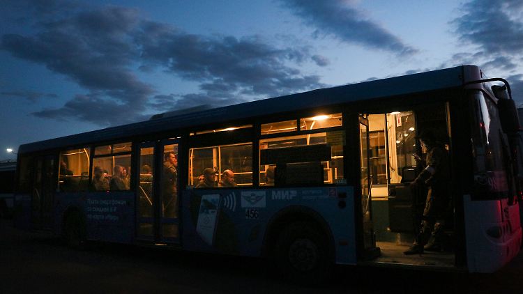 Ukrainische Soldaten warten am Dienstag in einem Bus auf dem Gelände des Asow-Stahlwerks in Mariupol auf den Abtransport.