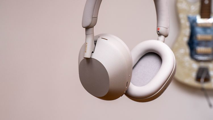 Der Sony WH-1000XM5 besteht zu einem großen Teil aus recycelten Auto-Kunststoffen.