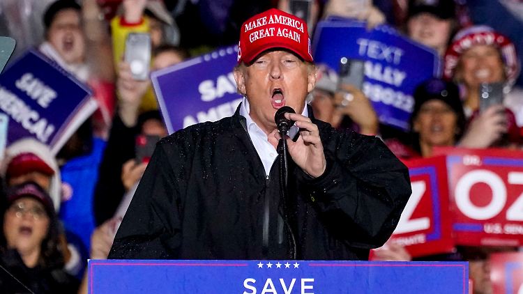 Stellt er sich selbst 2024 auch wieder zur Wahl? Donald Trump mischt parteiintern jedenfalls noch kräftig mit.