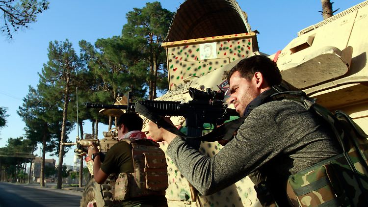 Afghanische Sicherheitskräfte setzen der Taliban-Offensive im Sommer 2021 nur kurze Zeit etwas entgegen. Am Ende fallen die Hauptstadt Kabul und das Land nahezu kampflos. 