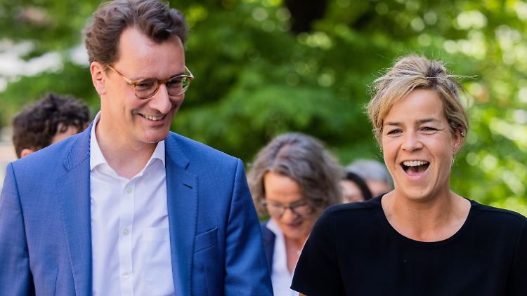 Geht da was bei Schwarz-Grün? Ministerpräsident Wüst und NRW-Grünen-Chefin Neubaur absolvieren das Erstgespräch.