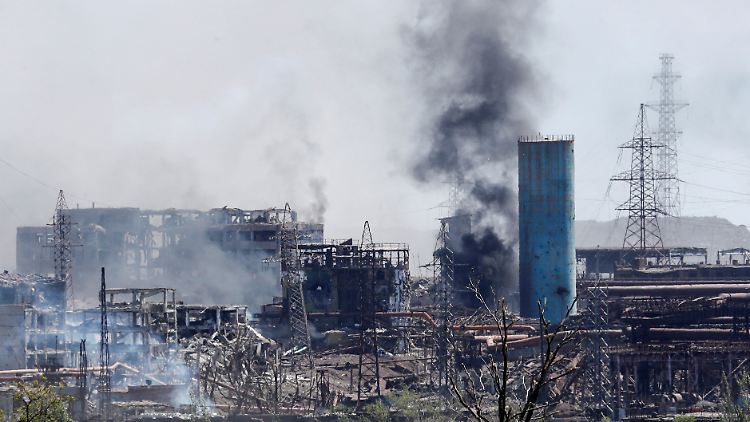 Noch etwa die Hälfte der ukrainischen Kämpfer - rund 1000 Mann - soll sich auf dem Gelände des Asowstal Stahlwerks in Mariupol befinden. 