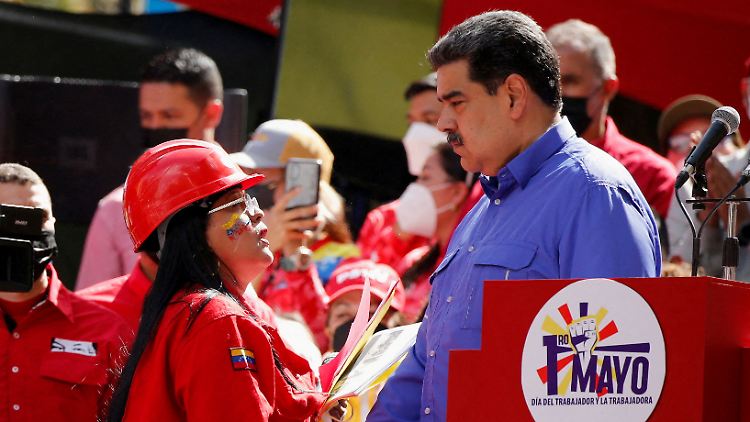 Präsident Nicolás Maduro am 1. Mai im Gespräch mit einer Arbeiterin des staatlichen Ölkonzerns PdVSA.
