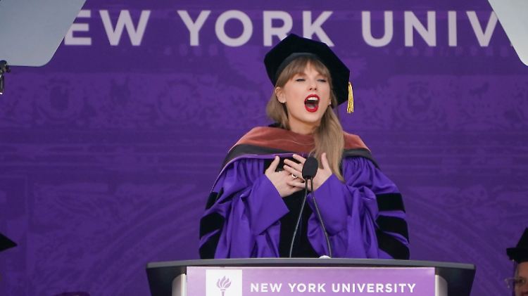Taylor Swift erhält ihren Ehrendoktor in Kunstwissenschaften.
