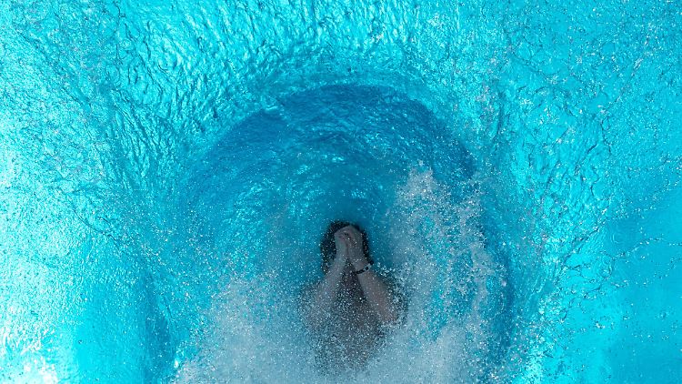 Wenn man mit aufgeheizter Haut ins kühle Wasser springt, ist das eine Belastung für den Kreislauf.