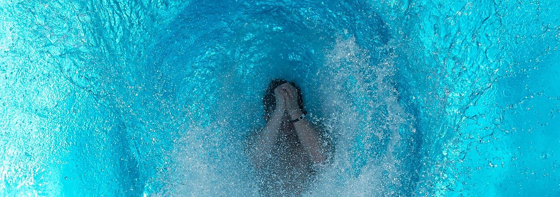 Wenn man mit aufgeheizter Haut ins kühle Wasser springt, ist das eine Belastung für den Kreislauf. Deshalb sollte man auch nicht mit vollem Magen schwimmen gehen.