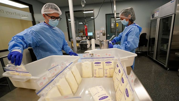 Laboranten verarbeiten Muttermilch in einer Milchbank in Kalifornien.