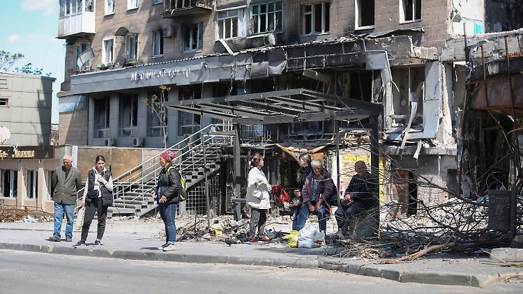 Eine zerstörte Bushaltestelle vor einem zerschossenen Haus: Mariupol liegt zu weiten Teilen in Trümmern.