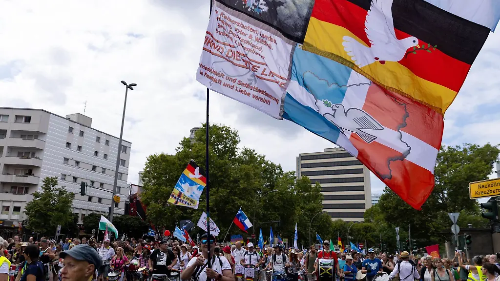 Tausende-von-Teilnehmern-der-Querdenker-Demonstration-zogen-am-Samstag-durch-die-Berliner-Innenstadt
