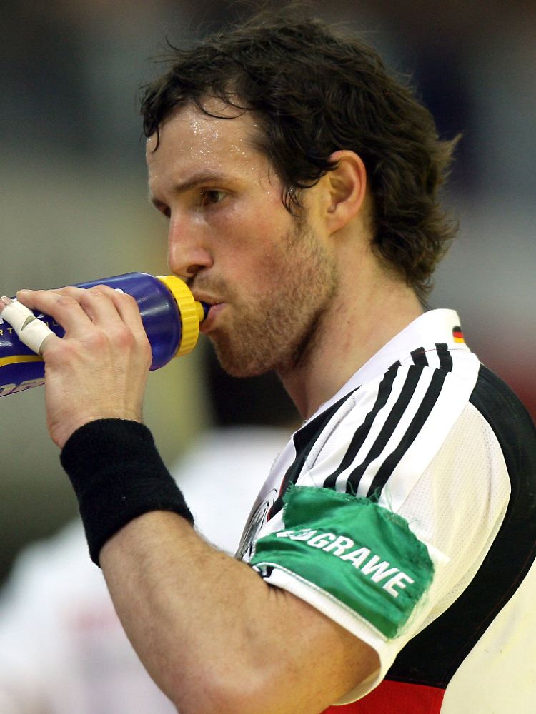 "Bei den vielen Verdiensten, die sich Toto im Nationaltrikot erworben hat, war das eine der schwierigsten Entscheidungen, seit ich Bundestrainer bin. " Sagt Bundestrainer Heiner Brand.