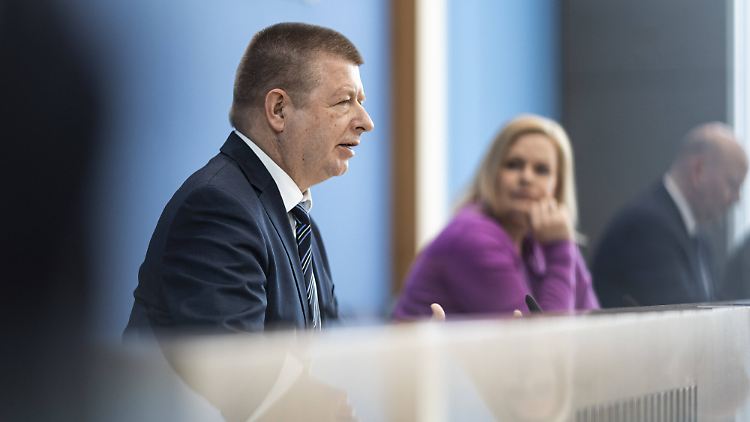 Geheimdienstchef Haldenwang und Innenministerin Faeser. Auch die SPD-Politikerin sagt, die Sicherheit in Europa sei durch Spionage bedroht.
