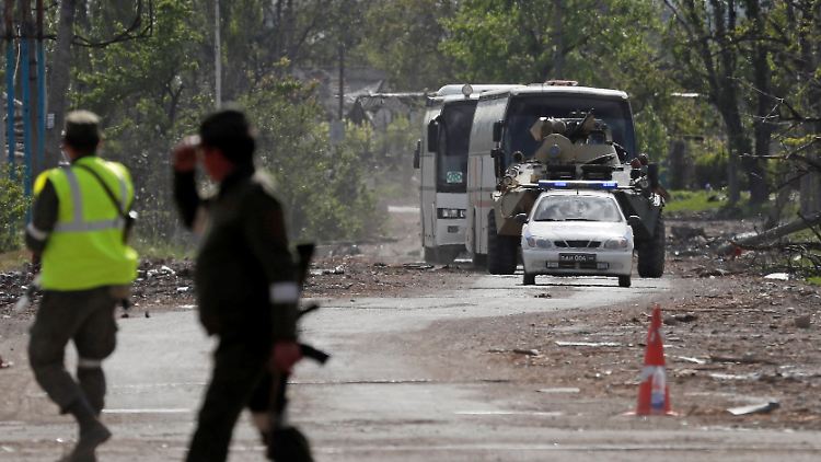 Die ukrainischen Kämpfer werden mit Bussen vom Stahlwerk weggebracht.
