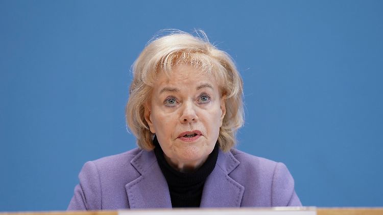 Die ehemalige CDU-Abgeordnete Erika Steinbach setzt sich als Vorsitzende der Desiderius-Erasmus-Stiftung für die staatliche Förderung ein.