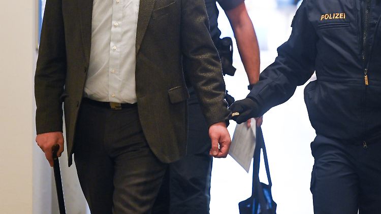 Das Gericht verurteilte den Mann wegen gewerbsmäßigen Betrugs, Titelmissbrauchs und Körperverletzung. 