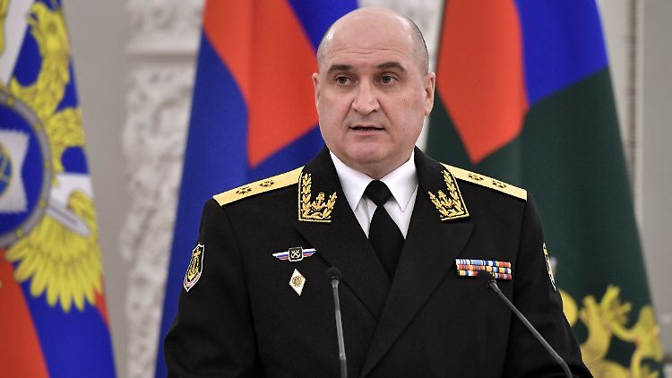 Igor Ossipow. Laut britischen Geheimdienstberichten wurde er seines Postens als Kommandant der russischen Schwarzmeerflotte enthoben.