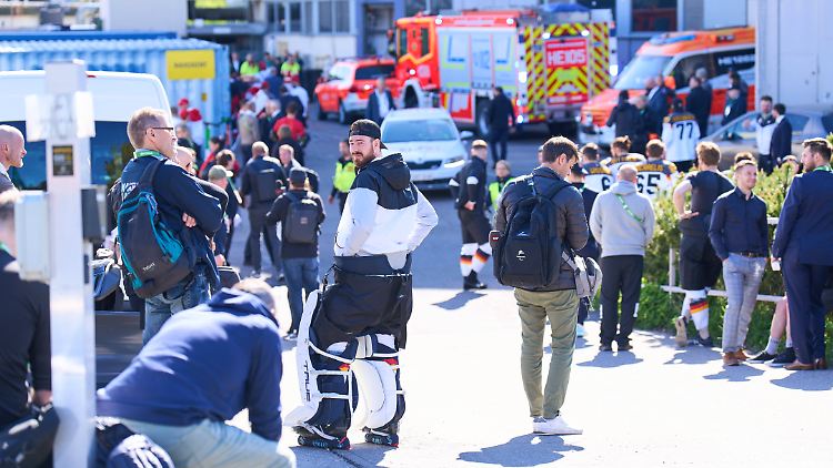 Torwart Philipp Grubauer wartete in fast voller Montur darauf, dass die Einsatzkräfte den Brand löschten.
