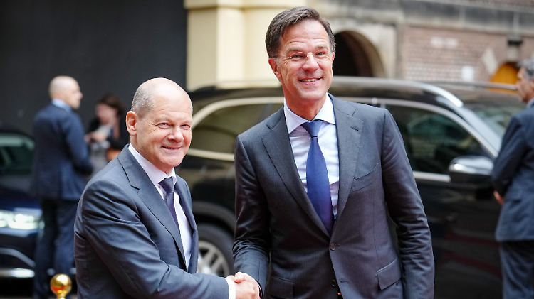 Bundeskanzler Olaf Scholz und der niederländische Ministerpräsident Mark Rutte betonen, dass es zunächst bei zwölf Haubitzen 2000 für die Ukraine bleiben soll. 