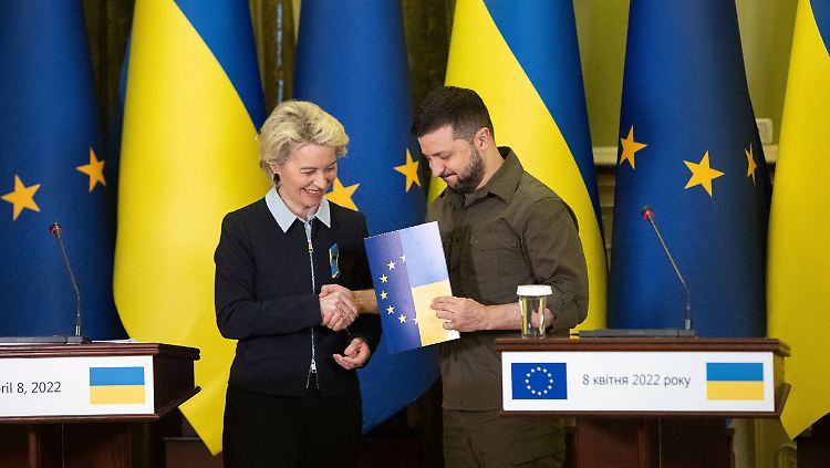 Schon Anfang April überreichte von der Leyen dem ukrainischen Präsidenten den EU-Fragebogen zur Einleitung des Beitrittsverfahrens.