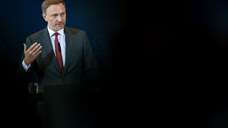 Die Neuverschuldung bleibt im
Vergleich zum Entwurf von Finanzminister Lindner unverändert.