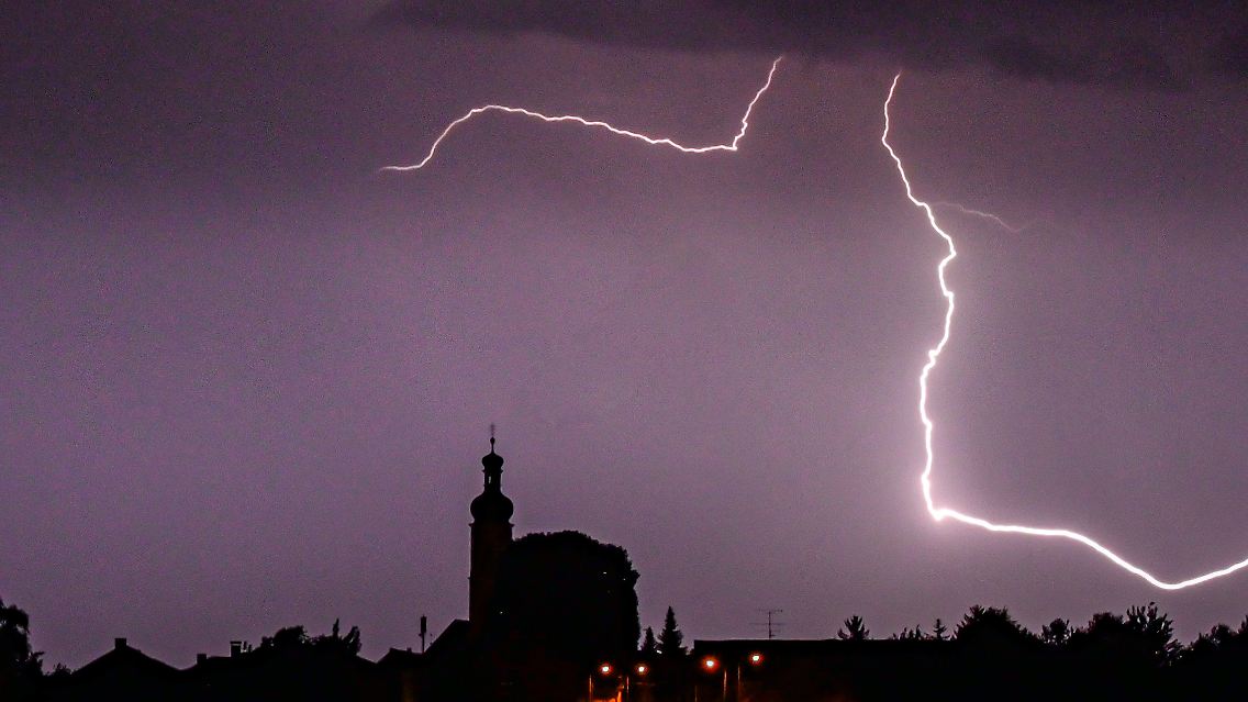 Auch in Bayern blitzt es in der Nacht.