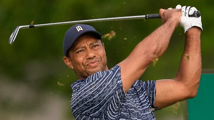 Tiger Woods startete stark in die PGA Championship, dann wurde es schmerzhaft.