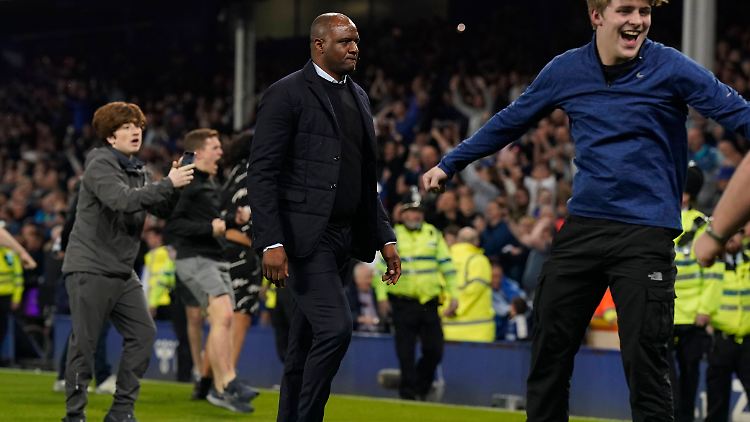 Patrick Vieira will den Platz verlassen. Sie werden nicht ahnen, was dann passierte! 