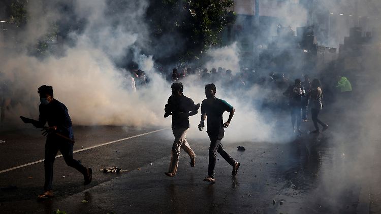 Die Ernährungskrise stürzt Sri Lanka bereits ins Chaos - in der Hauptstadt zünden Hungernde Villen von Politikern und Autos an.