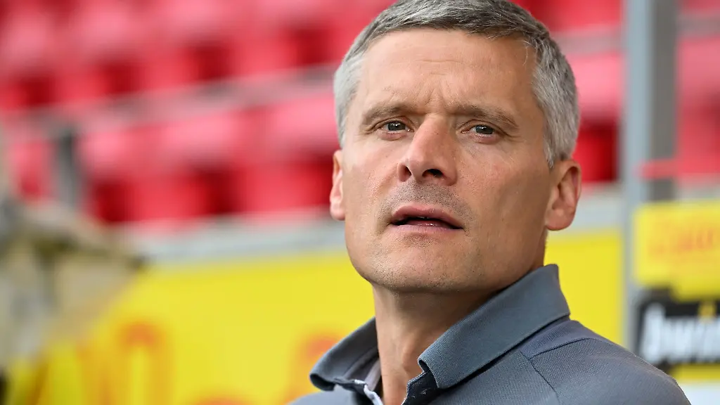 Trainer-Ruediger-Ziehl-und-der-1-FC-Saarbruecken-legten-einen-Auftakt-nach-Mass-in-die-neue-Drittliga-Saison-hin