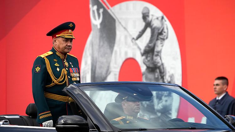 Schoigu, hier am "Tag des Sieges" in Moskau, prangert die "Zunahme militärischer Bedrohungen an den russischen Grenzen" an.