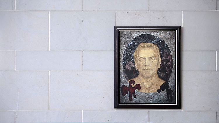 Sein Porträt hängt im Kanzleramt: Wegen seiner andauernden Verbindungen nach Russland steht Gerhard Schröder in der Kritik.