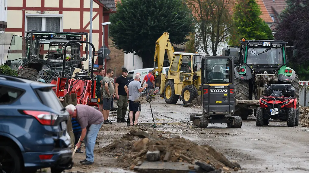 Nach-dem-Unwetter-im-nordhessischen-Trendelburg-laufen-die-Aufraeumarbeiten-auf-Hochtouren