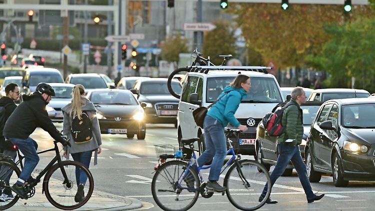 Immer mehr Autos, immer mehr Fahrräder. Es wird eng in Deutschlands Städten.