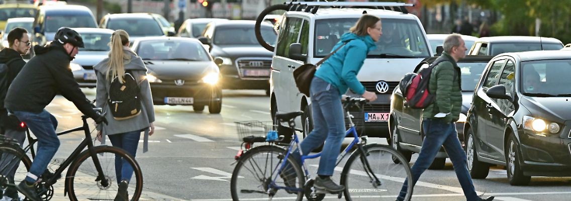 Immer mehr Autos, immer mehr Fahrräder. Es wird eng in Deutschlands Städten.