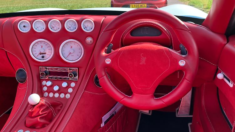 Im Wiesmann geht es zu wie in einem rot eingefärbten Flugzeugcockpit aus vergangenen Zeiten.