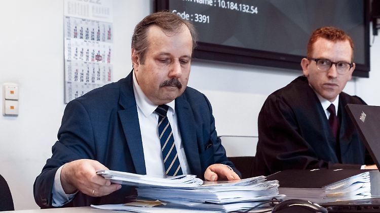 Der Physiker Roland Wiesendanger (l) sitzt vor der mündlichen Verhandlung neben seinem Anwalt Lucas Brost in einem Saal des Hamburger Ziviljustizgebäudes.