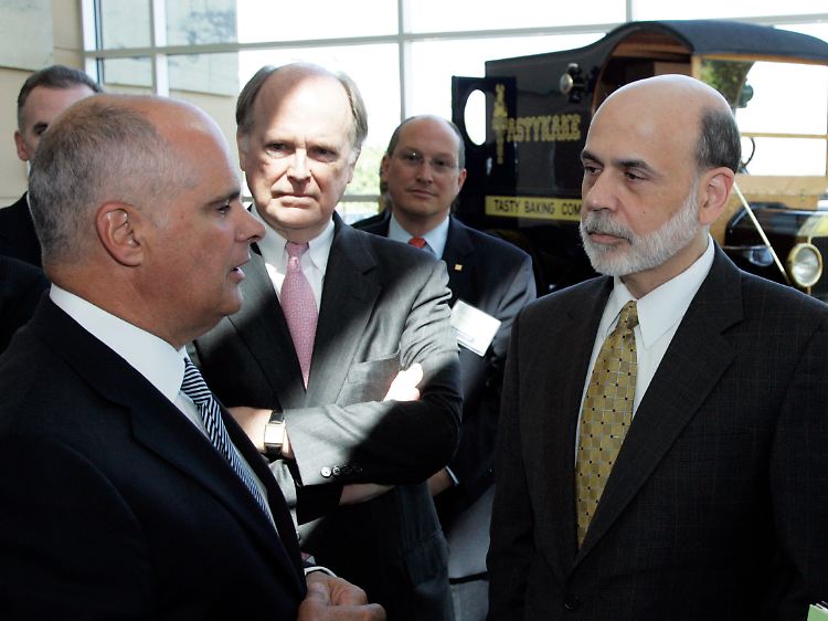 Kein Freund von aufgeblähten Geldmengen: Charles Plosser, hier in der Mitte neben Fed-Chef Bernanke (rechts).