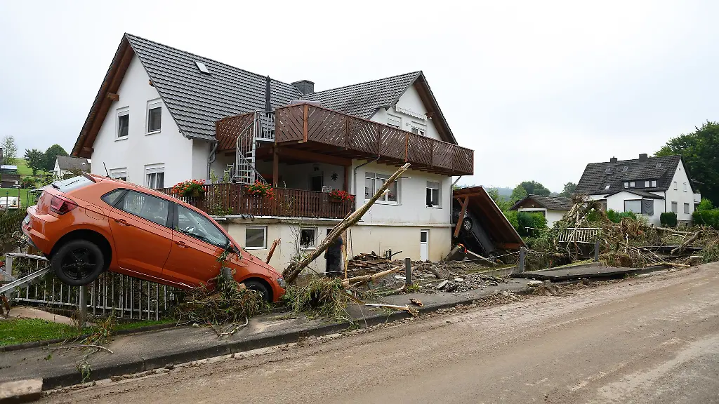 Das-heftige-Unwetter-hat-Anwohner-geschockt-und-Einsatzkraeften-viel-Arbeit-beschert