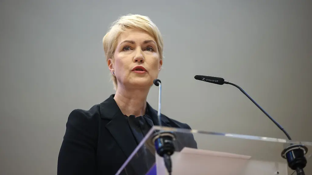 Ministerpraesidentin-Manuela-Schwesig-gedenkt-ermordeten-Menschen-anlaesslich-des-Europaeischen-Holocaust-Gedenktag-fuer-Sinti-und-Roma-im-ehemaligen-KZ-Auschwitz-Birkenau