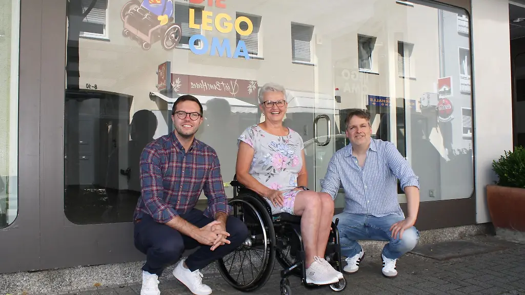 Rita-Ebel-Mitte-die-auch-Lego-Oma-genannt-wird-vor-dem-neuen-Laden-in-der-Innenstadt-von-Hanau