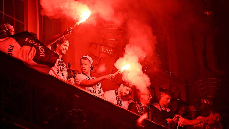 Einige der Eintracht-Profis müssen mit polizeilichen Konsequenzen rechnen.