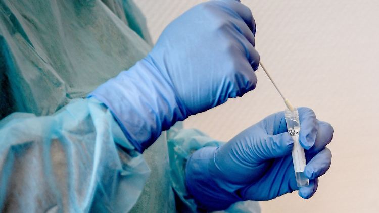 Wer die Aufforderung des Arbeitgebers zum Corona-Test ignoriert und der Arbeit fern bleibt, muss keinen Lohn ausgezahlt bekommen.