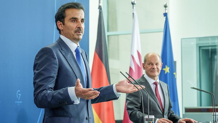 Scheich Tamim Bin Hamad Al Thani und Kanzler Olaf Scholz traten am Nachmittag vor die Presse - dabei musste der Gast auch schwierige Fragen zur Fußball-WM beantworten.