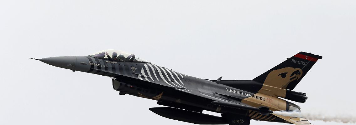 2019-03-23T135329Z_2139143608_RC1D67E68AD0_RTRMADP_3_PAKISTAN-REPUBLICDAY.JPG